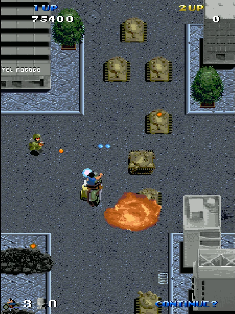 Capture de Thundercade : une moto roule sur une avenue entre des immeubles gris et des chars ennemis, près d'une explosion orange