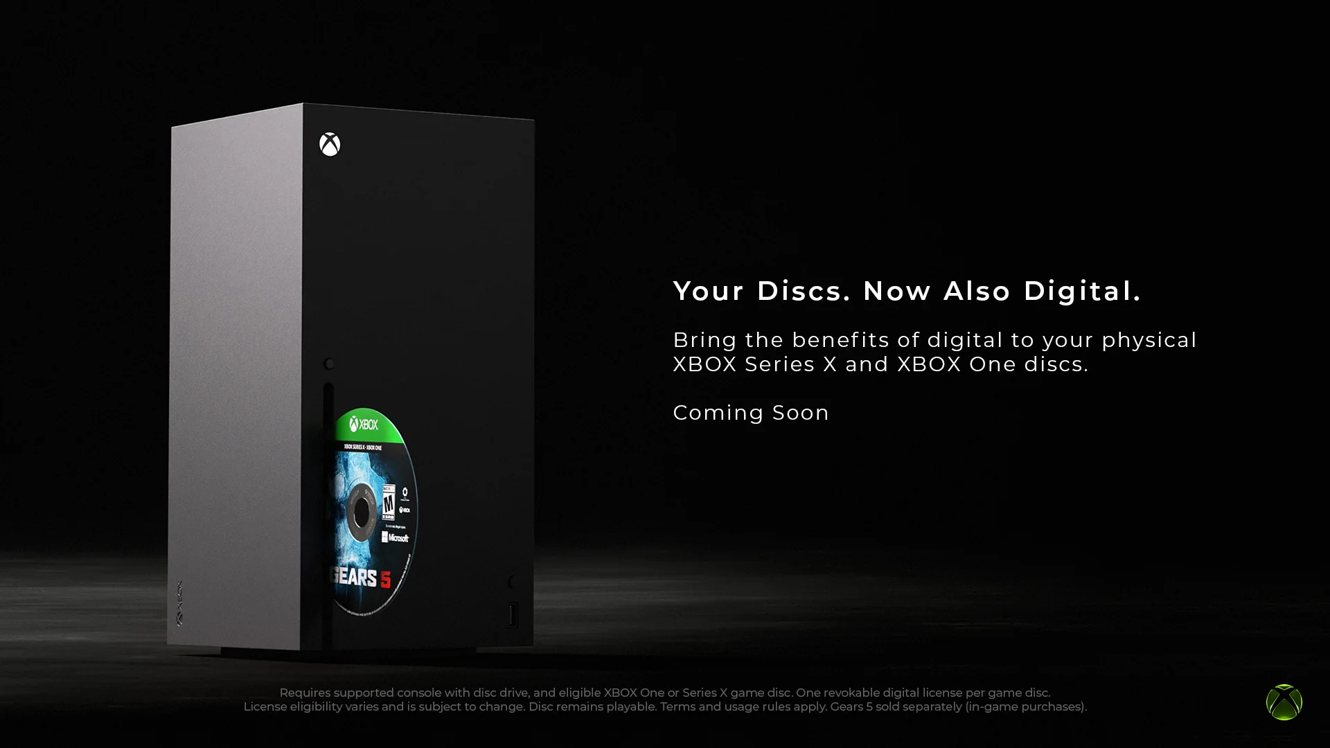 Une Xbox Series X avec un disque du jeu Gears 5 inséré dans son lecteur, sur fond noir, avec le texte Your Discs. Now Also Digital.