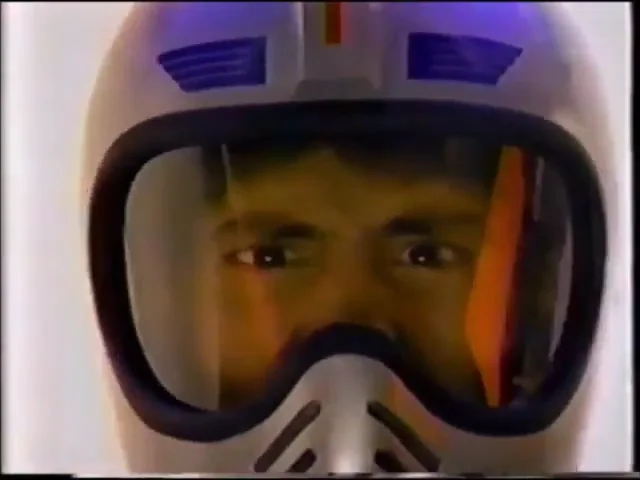 Image de la publicité : gros plan sur un joueur coiffé d'un casque argenté à visière, le regard fixé devant lui