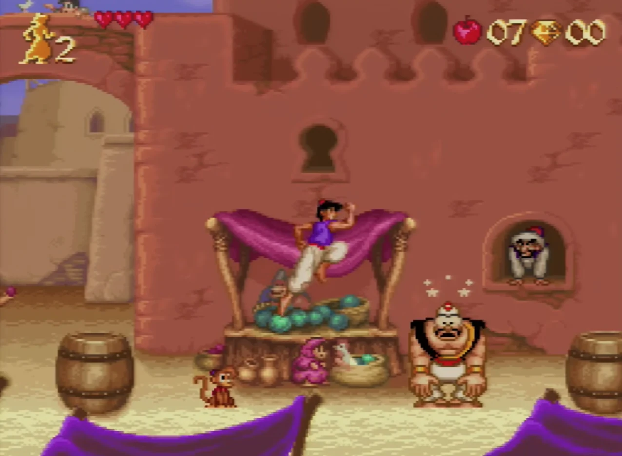 Aladdin accroupi sur un auvent au tout début du niveau du marché, sur Super Nintendo