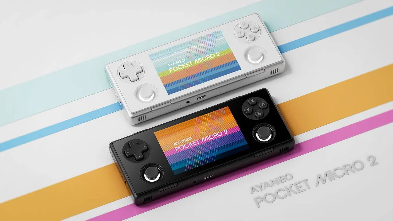 Les AYANEO Pocket Micro 2 en coloris Frosty White et Midnight Black, posées côte à côte