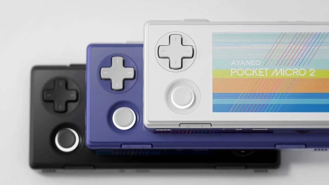 La Pocket Micro 2 en coloris violet Stardust Purple posée près du modèle blanc