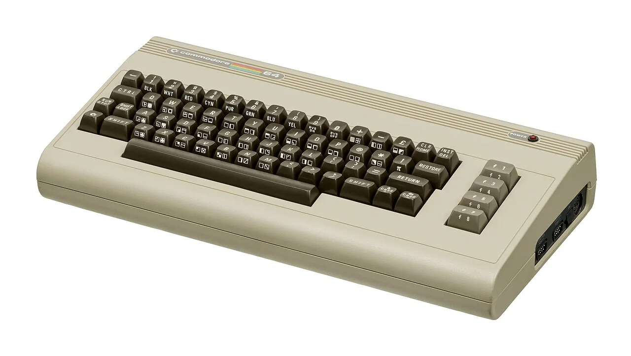Un ordinateur Commodore 64 dans son boîtier beige d'origine, avec son clavier intégré