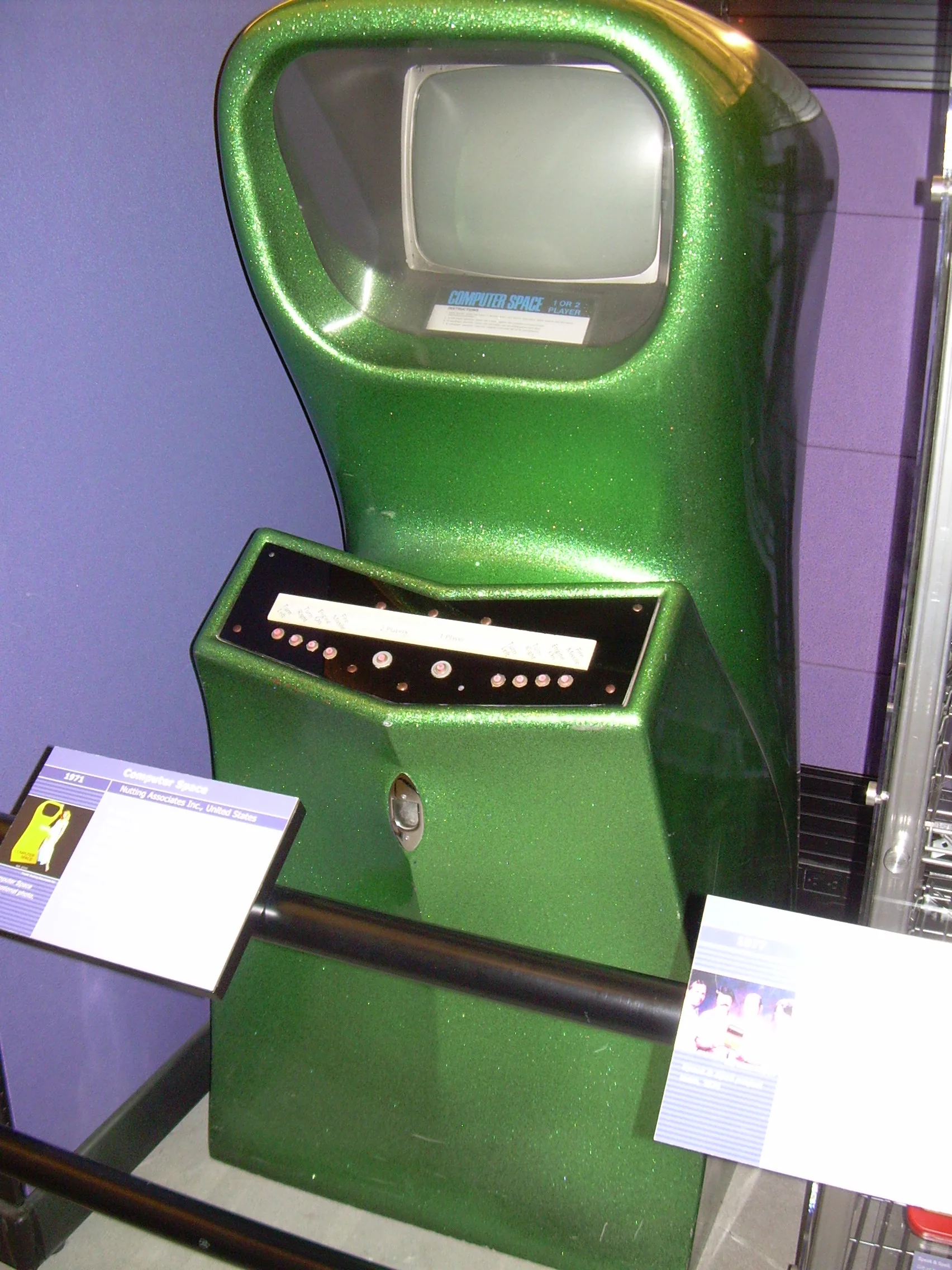 Borne d'arcade Computer Space au cabinet arrondi en fibre de verre, exposée au Computer History Museum