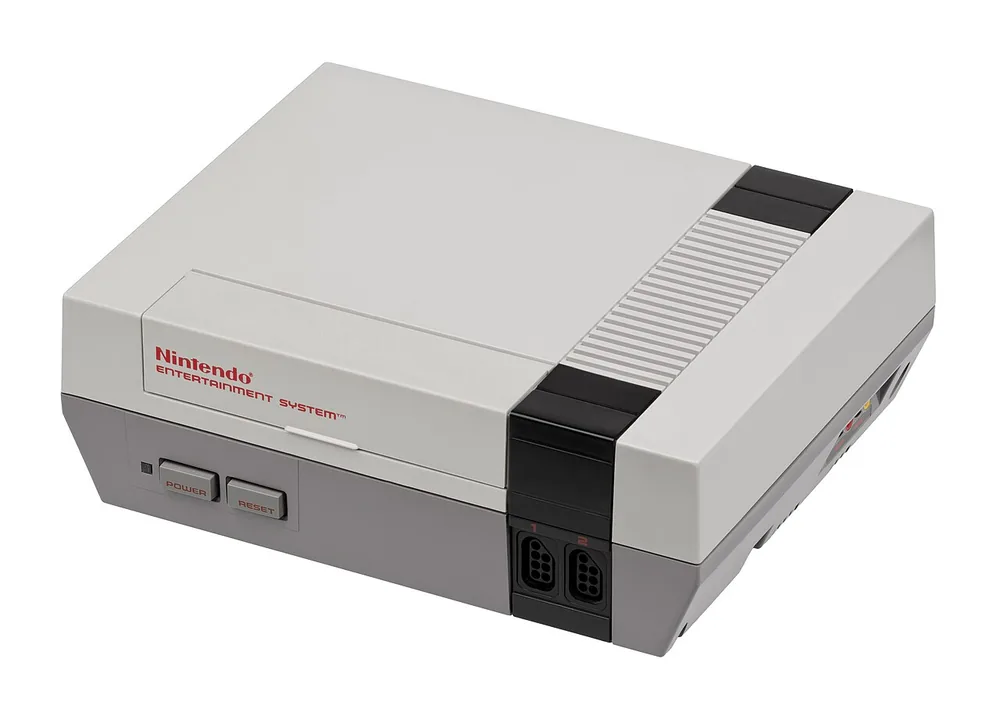Une NES, au plastique gris deux tons