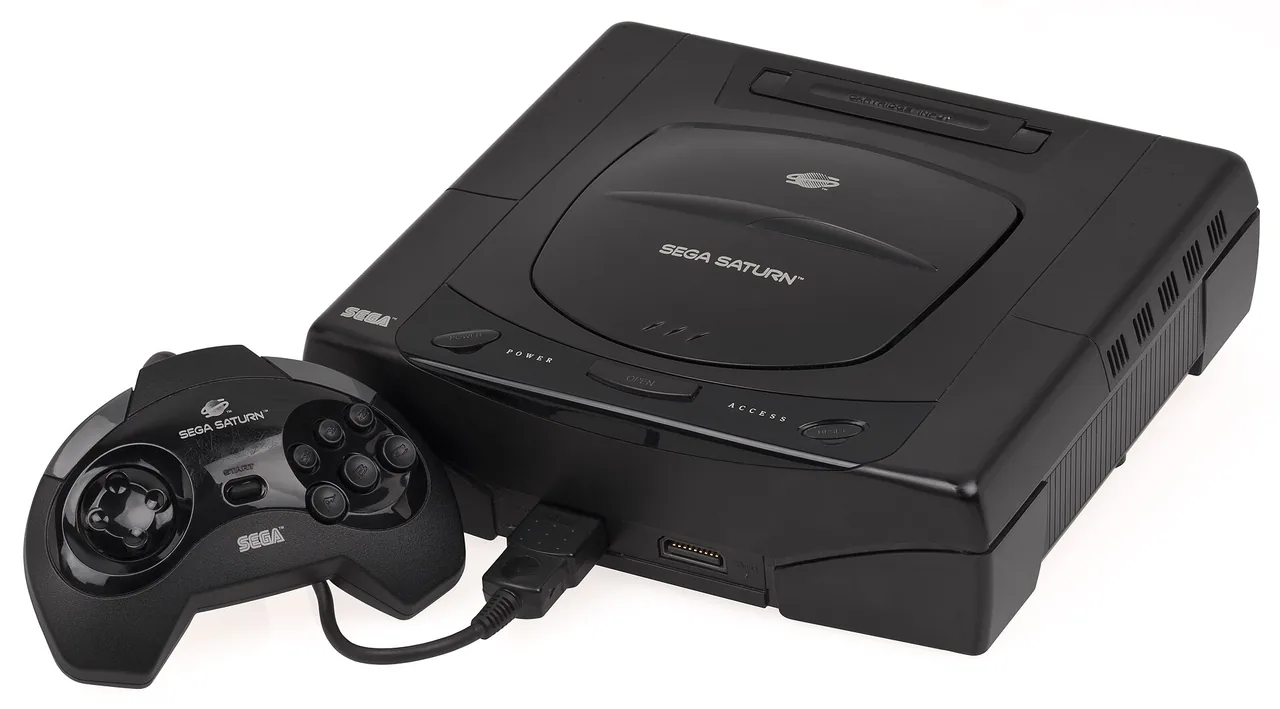 Console Sega Saturn noire de première génération avec sa manette