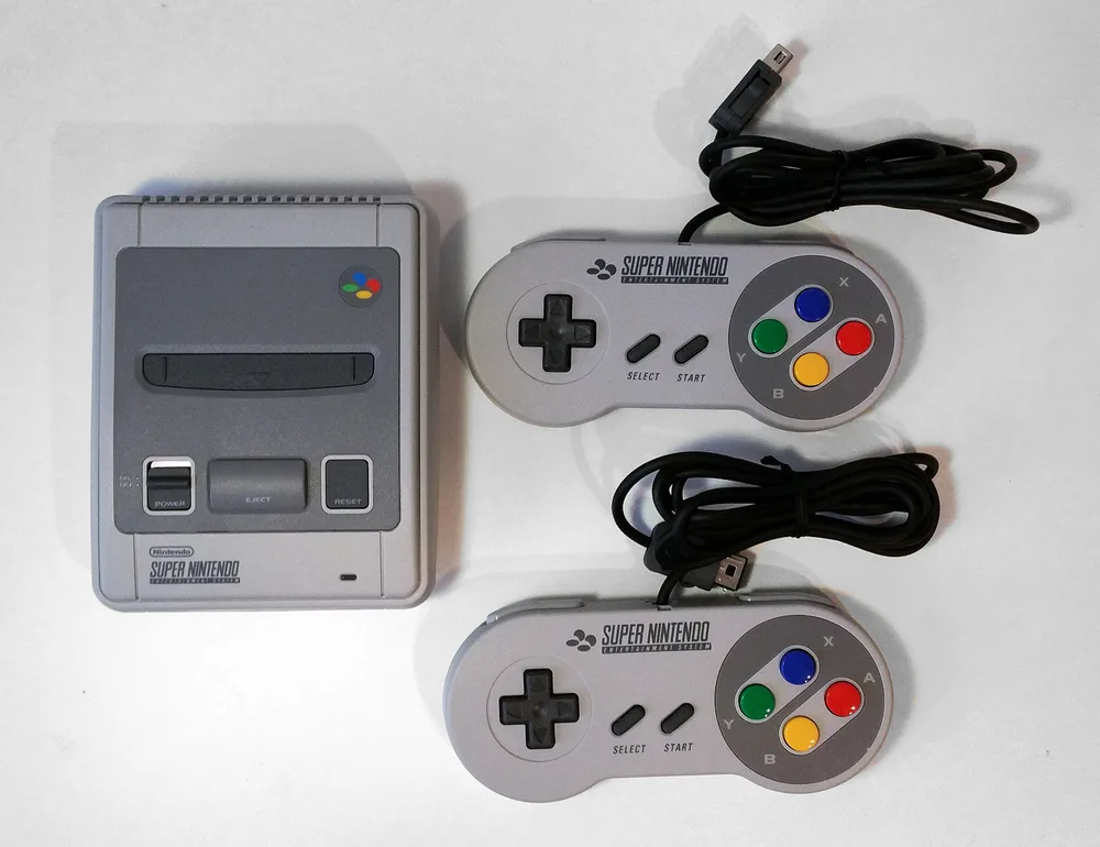 Super Nintendo Classic Mini européenne avec ses deux manettes
