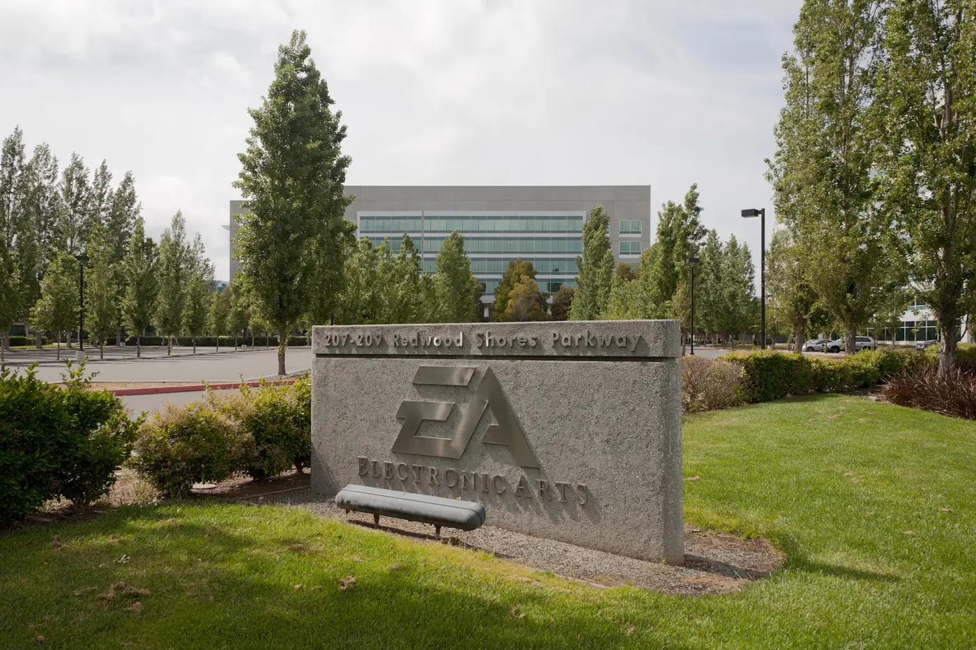 Le bâtiment principal du siège d'Electronic Arts à Redwood City, en Californie, vu depuis son plan d'eau.
