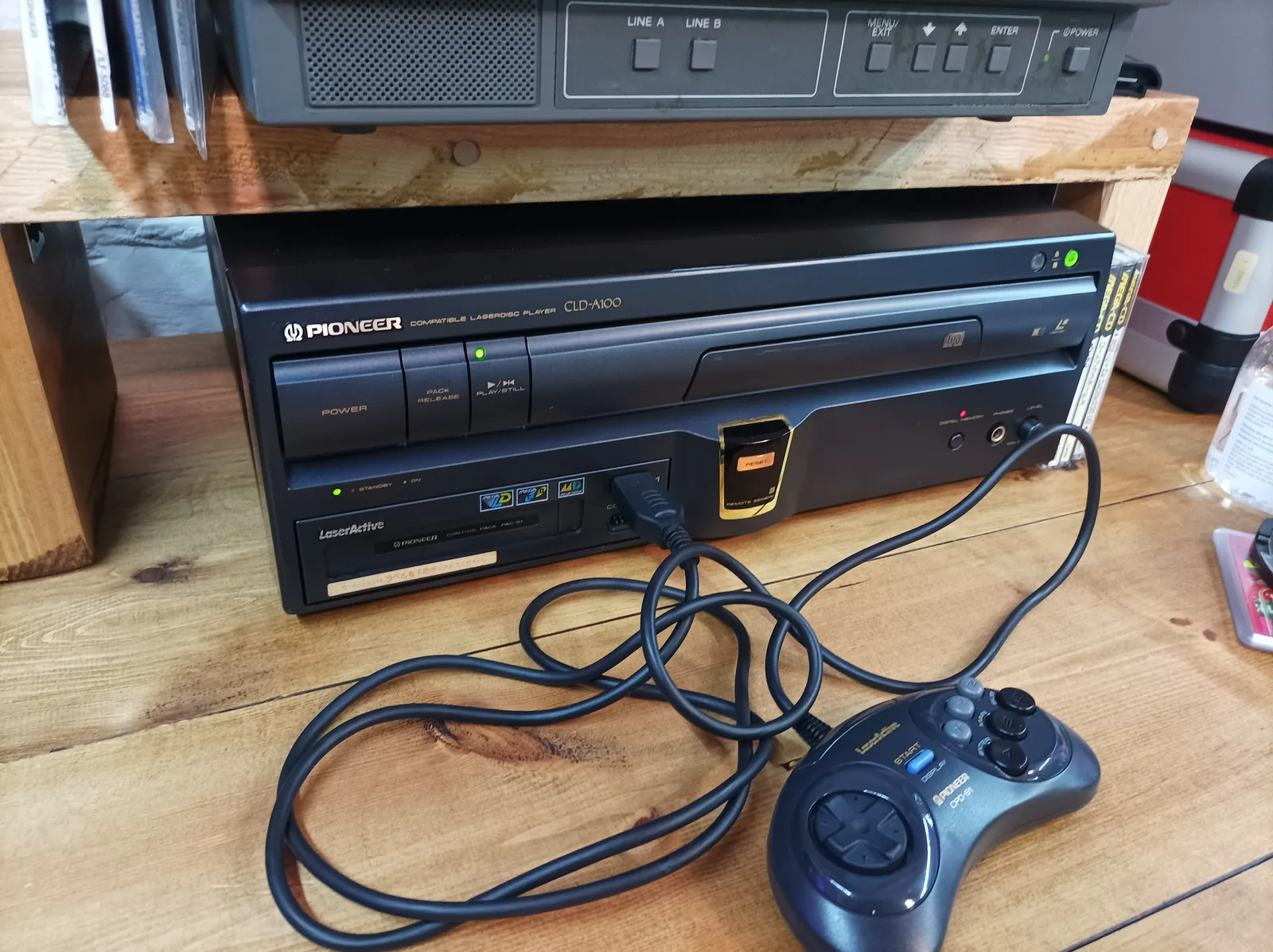 Un lecteur Pioneer LaserActive CLD-A100 équipé de son module Mega LD et de sa manette