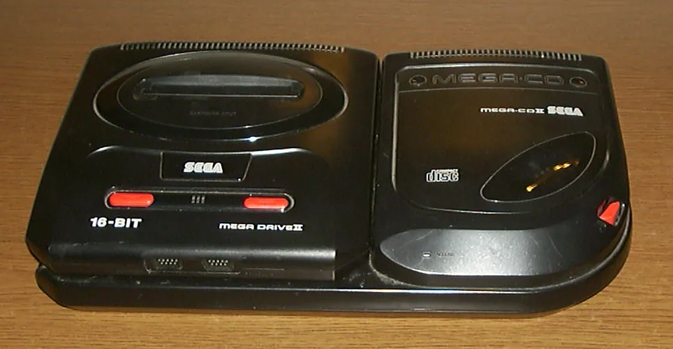 Une Mega Drive II européenne posée sur un Mega-CD 2, la configuration vendue en France à partir de septembre 1993.