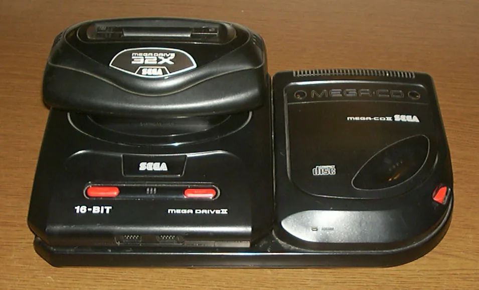 Une Mega Drive II équipée à la fois du 32X dans le port cartouche et d'un Mega-CD II accolé
