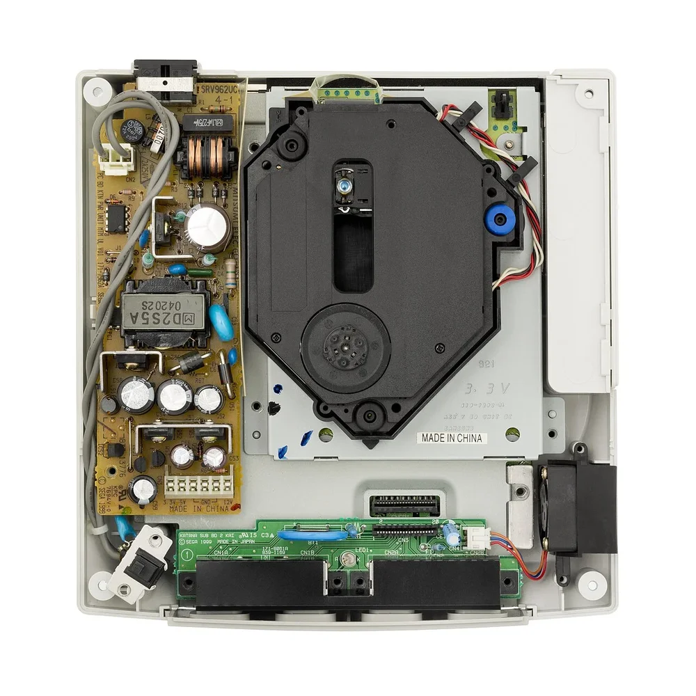 Vue de l'intérieur d'une console Sega Dreamcast, montrant sa carte mère