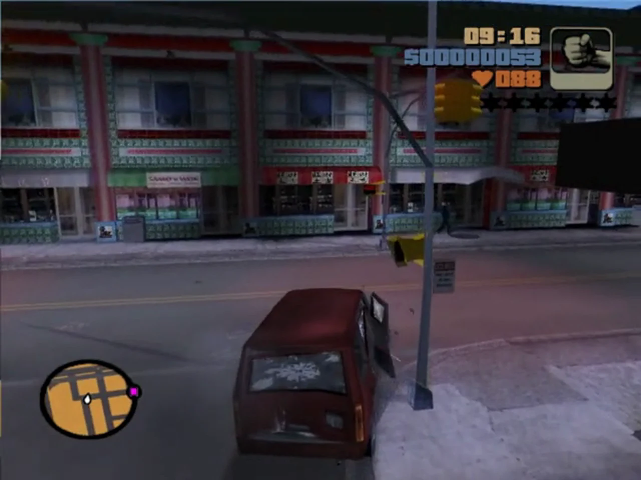 Une voiture à la lunette arrière étoilée arrêtée devant les enseignes de Chinatown, Grand Theft Auto III
