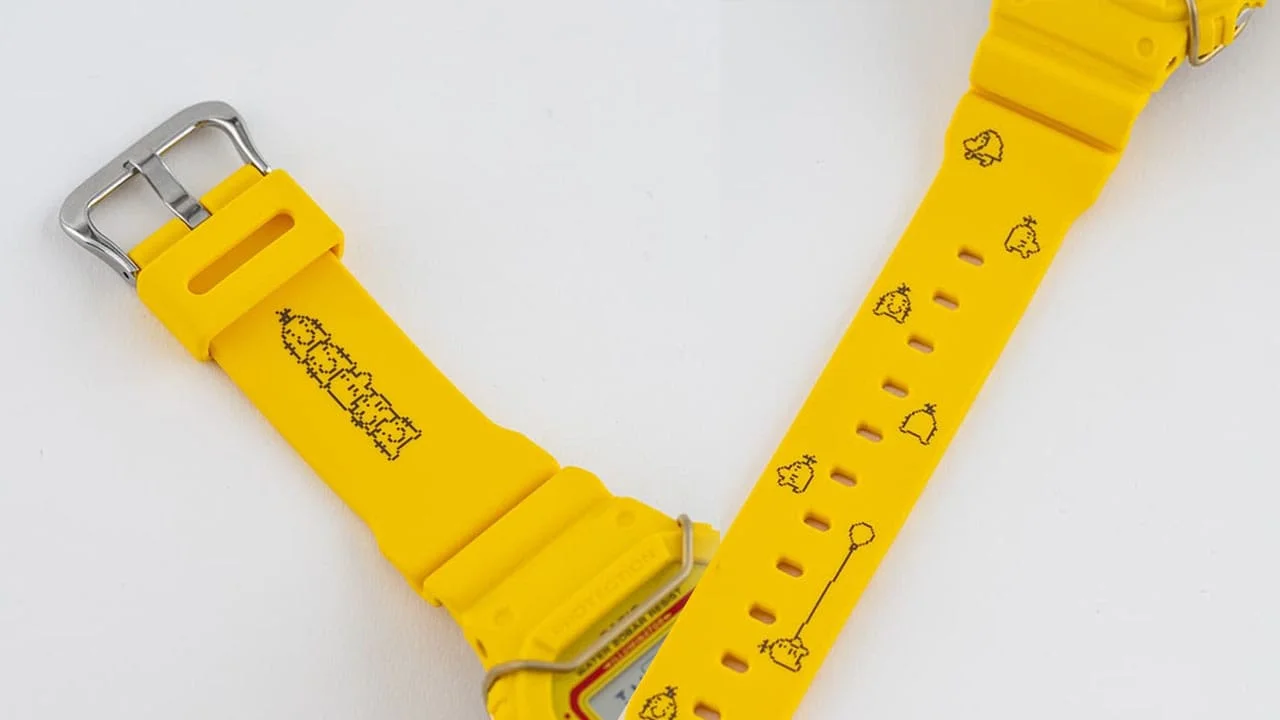 Détail du bracelet de la montre montrant plusieurs motifs du personnage Mr Saturn