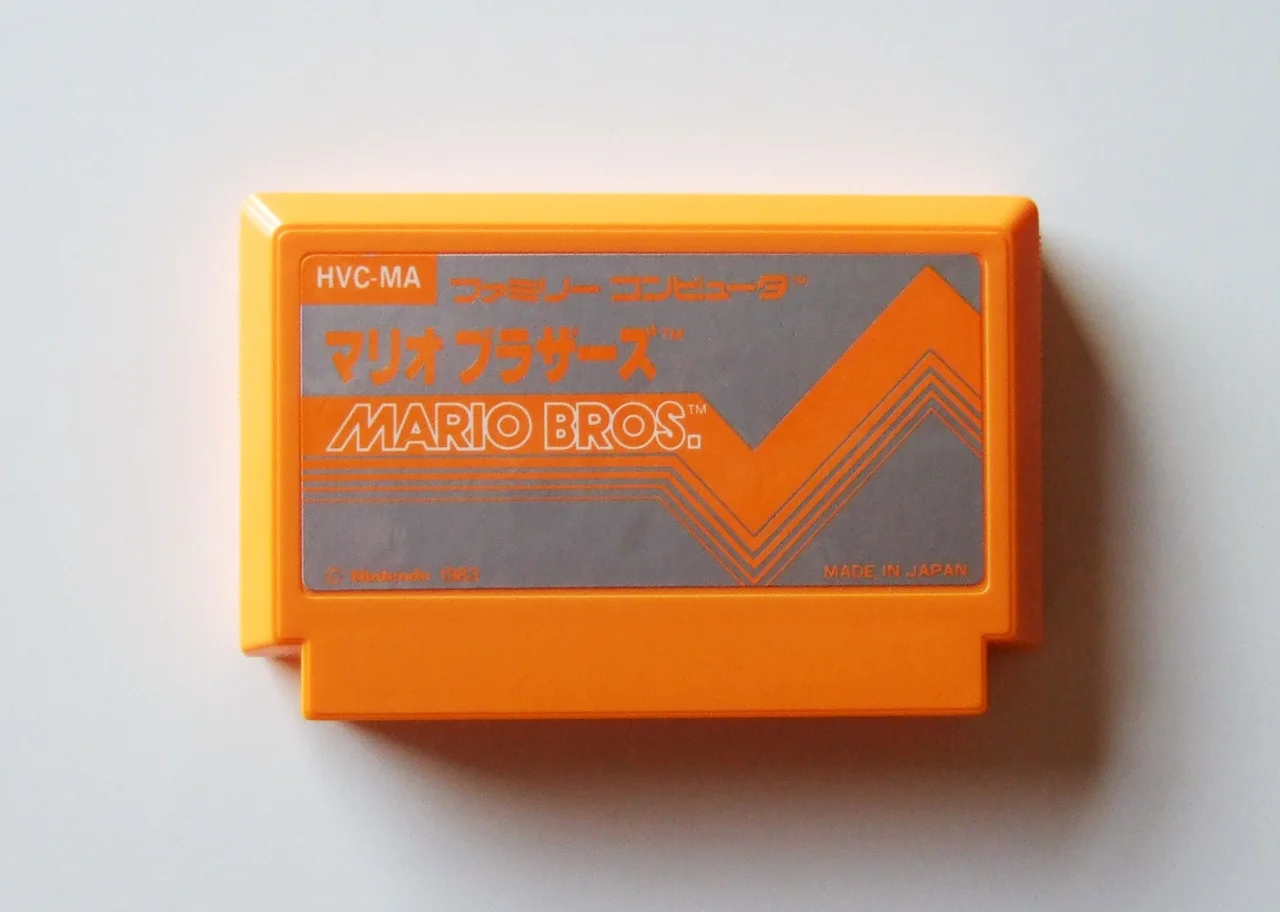 Cartouche Famicom de Mario Bros. dans son étui d'origine