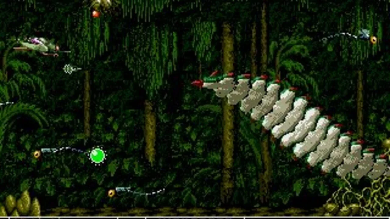 Capture d'écran de Bio-Hazard Battle, un shoot'em up en vue de dessus dans une forêt dense
