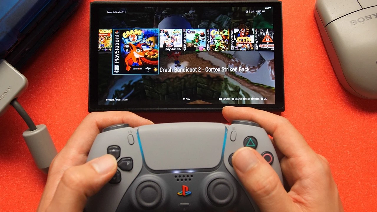 Capture de la vidéo de présentation officielle de Console Mode, montrant une bibliothèque de jeux PlayStation affichée par jaquettes sur un appareil MiSTer portable tenu avec une manette