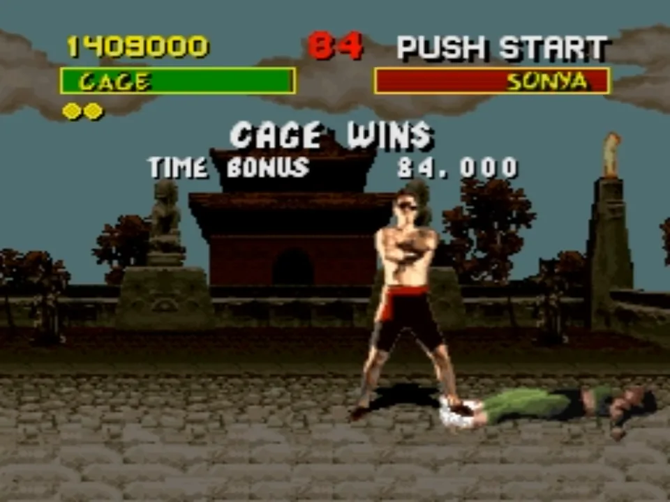Johnny Cage vainqueur face à Sonya : le rendu « numérisé » des combattants, inédit en 1992. (Mortal Kombat, Midway, via IGDB.)