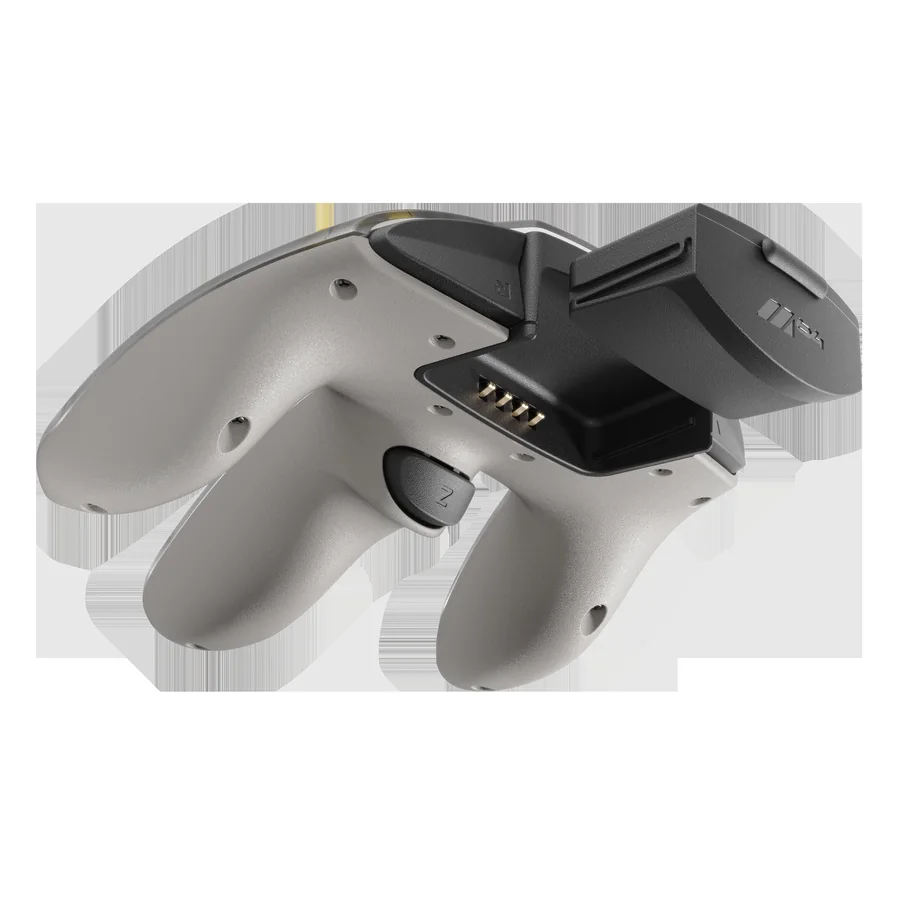 Détail du dos de la manette M64, montrant le bloc batterie amovible