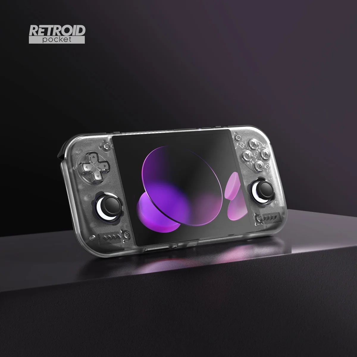 La Retroid Pocket Nova en coque translucide, vue de trois quarts