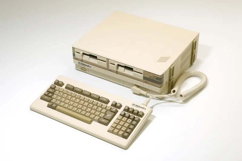 Photo du PasocomMini PC-8801mkIISR, reproduction miniature du micro-ordinateur japonais de 1985