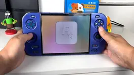 Un bricoleur transforme une PlayStation 2 en console portable à écran pliable et publie ses fichiers