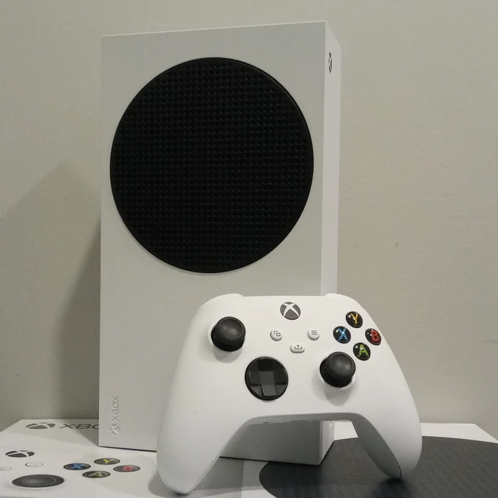 La Xbox Series S (2020), entièrement numérique, sans aucun support physique possible. (AsmodeanUnderscore, CC BY-SA 4.0, Wikimedia Commons.)