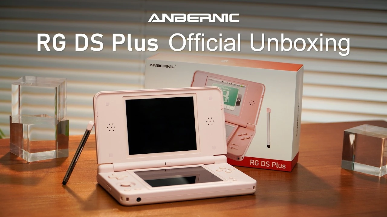 Image de la vidéo : logo ANBERNIC RG DS Plus sur fond sombre avec la console entrouverte au premier plan