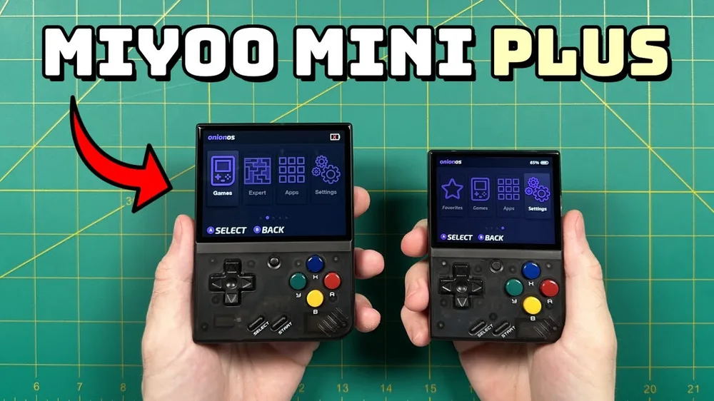 La Miyoo Mini Plus en main, menu OnionOS à l'écran
