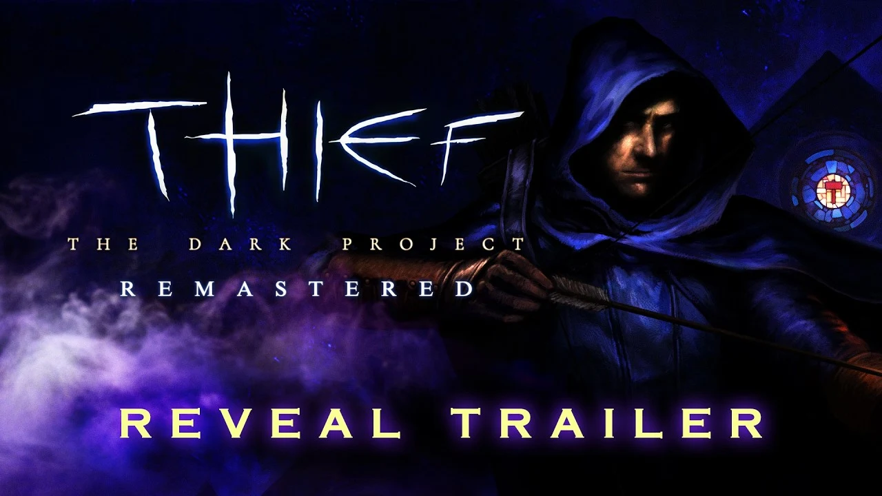 Vignette de la bande-annonce de révélation de Thief: The Dark Project Remastered : le logo du jeu en lettres blanches griffées sur fond de fumée violette, à droite le visage à moitié dissimulé sous une capuche bleue de Garrett tenant un arc